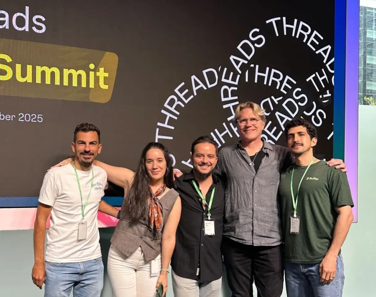 Buffer-teamleden Dinos, Mike en Diego, met het Threads-team op de Threads API-summit.